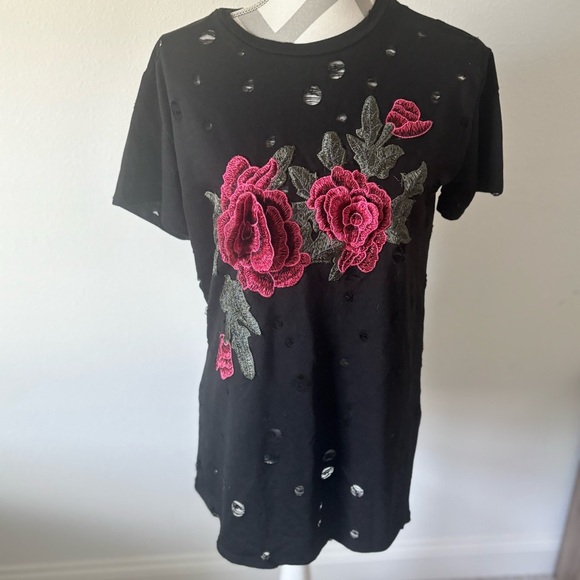 Women’s Local Lab Black Distressed T-Shirt Medium – Pink Rose Floral Appliqué Gr - Picture 1 of 6